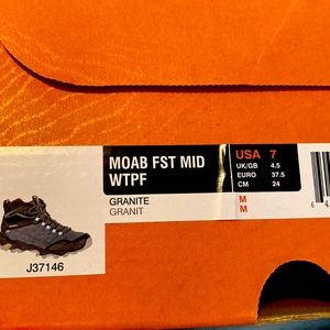 New, in box women’s Merrell Moab hiking boots/shoes.  Non-smoking home.   Size 7
